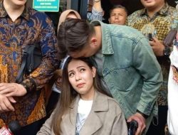 Rendy Kjaernett Jaga Aurat Sang Istri Saat Di Wawancara, Jeje Govinda Kena Sentil Netizen !
