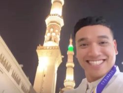 Bagikan Foto Didepan Masjid Quba Saat Umroh, Fadly Faisal Tuai Pujian dari Netizen !
