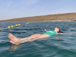 Orang Tidak Akan Tenggelam di Laut Mati, Lho Kok Bisa?