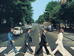 Mengenang Kisah Foto Iconik The Beatles Yang Berjalan di Abbey Road.