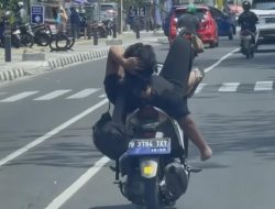 Aksi Berkendara Sambil Rebahan di Jalan Margonda Depok, Pengendara Motor Ini Kena Tilang ETLE