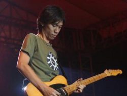 Begini Kronologis Hilangnya Gitar Erros Sheila On 7 ‘Dibawa Ojek Online Menuju Rumahnya’