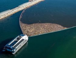Coldplay Sumbang Kapal Pembersih Sampah di Sungai Cisadane