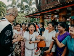 Ketika Kunjungi Toraja, Ganjar Pranowo Diteriaki Ibu-Ibu, Presiden 2024!