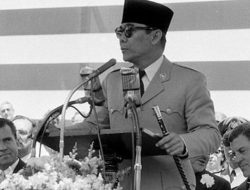 Mitos Misteri Kesaktian Tongkat Komando Bung Karno