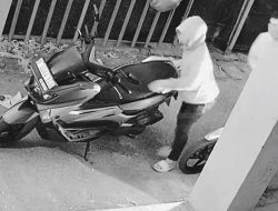 Lagi Sholat Subuh Berjamaah Motor Raib Dibawa Kabur Sepasang Kekasih di Depok, Terekam Kamera CCTV!