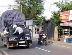 Viral!, Seorang Petugas Dishub Depok Terbawa Mobil Pick Up